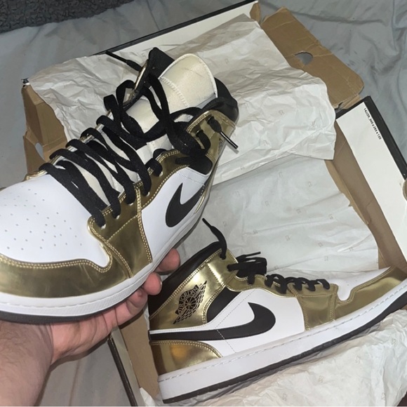 Nike Air Jordan 1 Mid SE Mens Metallic Gold Size 15 - Picture 2 of 6